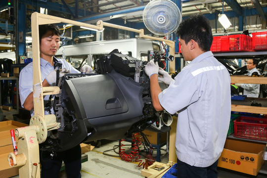 Công nhân đang lắp ráp các linh kiện ô tô tại Nhà máy Ford Việt Nam Ảnh: TẤN THẠNH