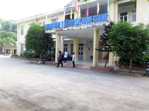 Nhiều người đến TTYT huyện Nam Giang kiểm tra sức khỏe vào sáng 16-3    