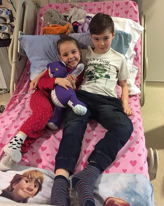 Anh hùng 7 tuổi điển trai Brave Woody Roskell và em gái. Cậu bé hồi phục rất nhanh và luôn chăm sóc em mình- ảnh do gia đình cung cấp    