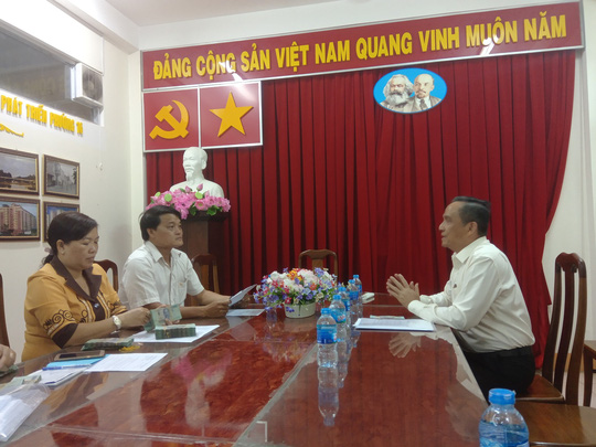 Ông Lê Hoàng Châu, Chủ tịch Hiệp hội Bất động sản TP HCM ,làm việc với UBND phường 16, quận 8 để trao số tiền hỗ trợ cho các nạn nhân trong vụ cháy chung cư Carina Plaza.    