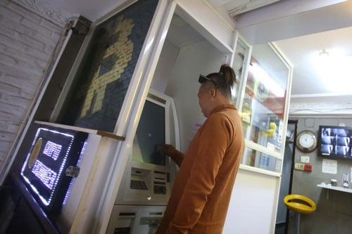 Gần đây, người mua bitcoin tại các máy đặt trên đường Bùi Viện giảm Ảnh: HOÀNG TRIỀU
