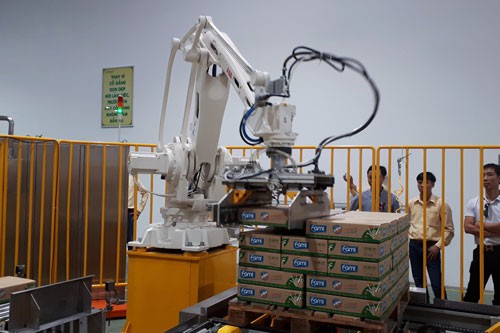 Robot trên dây chuyền sản xuất tự động tại Nhà máy Sữa Vinasoy Ảnh: TẤN THẠNH