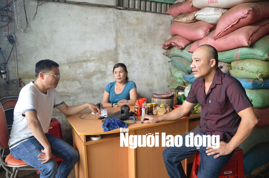 Bà Loan và ông Bảo (phải) trao đổi với phóng viên Báo Người Lao Động về vụ việc (Ảnh: C.Nguyên )