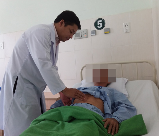 BS Tăng Văn Phong thăm khám cho bệnh nhân sau hóa trị. Ảnh: PHƯƠNG CHI