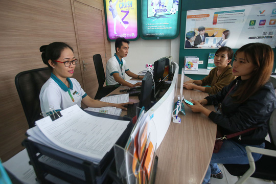 Người dùng đi bổ sung thông tin cá nhân tại một điểm giao dịch của nhà mạng Viettel ở TP HCM. Ảnh: Hoàng Triều.