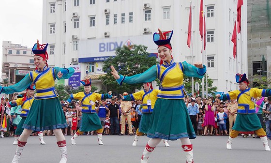 Những cô gái Mông Cổ uyển chuyển trong từng điệu múa trên đường phố Huế  