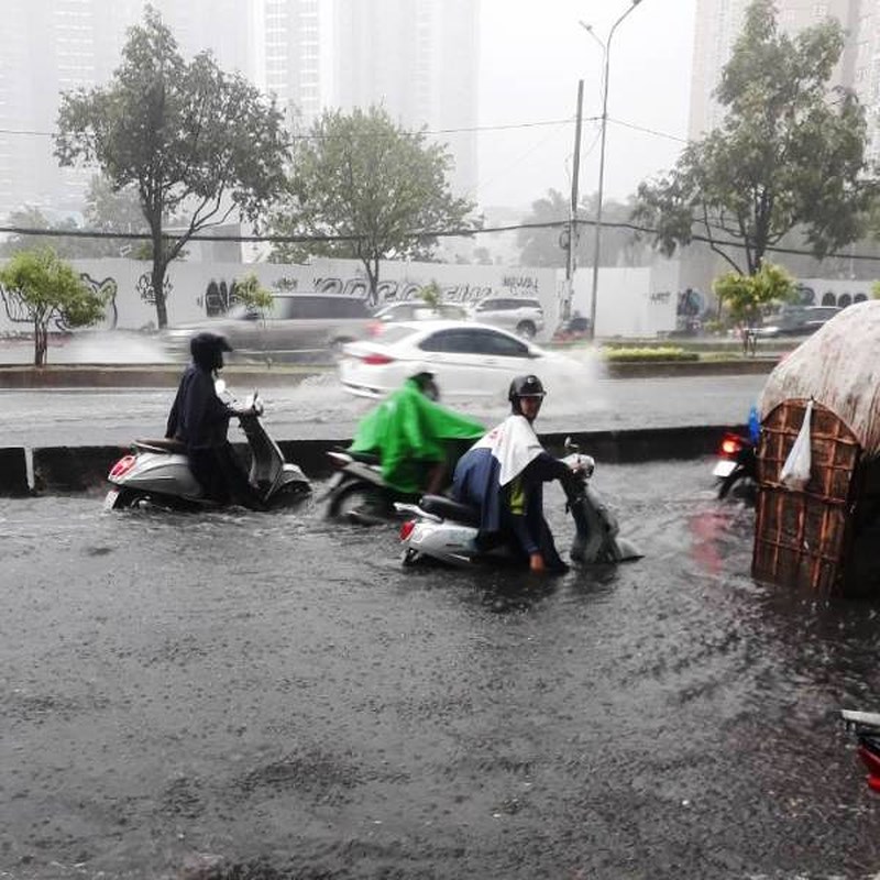Đường Nguyễn Hữu Cảnh bị ngập sau cơn mưa trưa 7-5.    