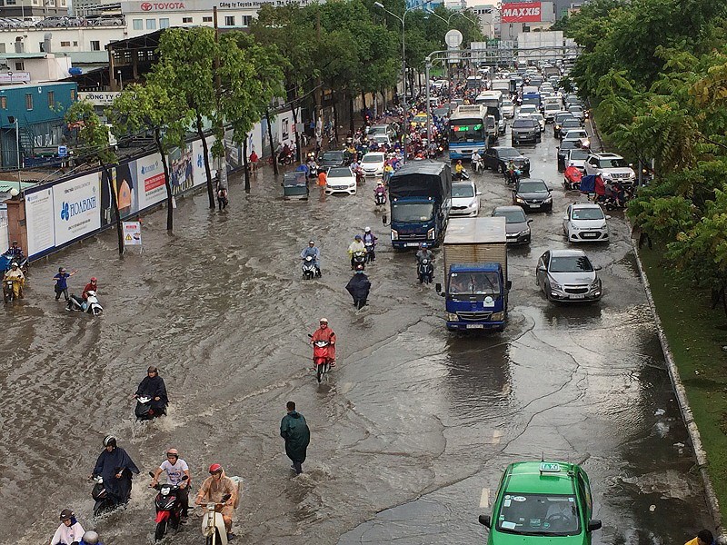 Chiều 7-5, lúc 14 giờ 30 trời bắt đầu đổ mưa lớn trên nhiều quận, huyện của TP.HCM khiến nhiều tuyến đường lênh láng nước. Tại tuyến đường Nguyễn Hữu Cảnh (quận Bình Thạnh), mặc dù có “siêu máy bơm” nhưng tuyến đường này ngập sâu đến nửa mét. Ảnh: N.THẮNG    