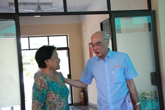 Phó Trưởng đoàn chuyên trách Đoàn ĐBQH TP Phan Nguyễn Như Khuê trò chuyện với cử tri trước giờ tiếp xúc    