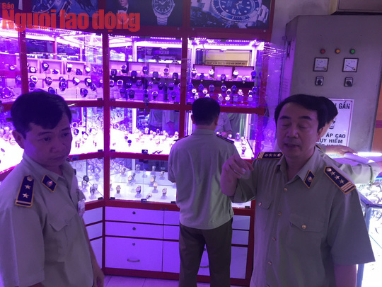 Ông Trần Hùng, Cục phó Cục QLTT có mặt tại chợ Bến Thành