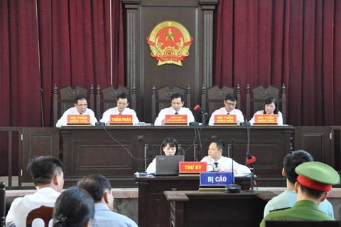 Phiên xét xử vụ tai biến y khoa tại BVĐK tỉnh Hòa Bình ngày 17/5.  