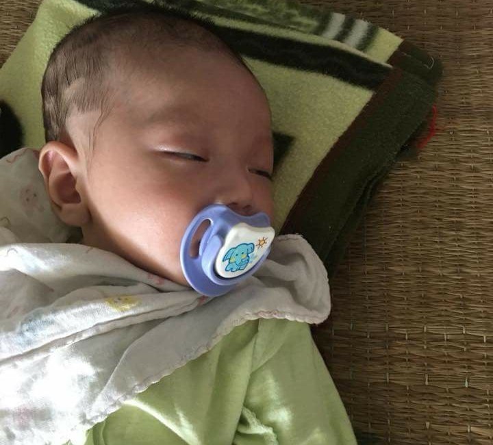 Bé trai 2 tháng tuổi bị mẹ bỏ rơi khi đi xe khách được công an huyện Hàm Yên tiếp nhận, nuôi nấng  