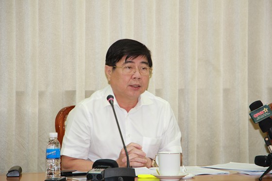 Chủ tịch UBND TPHCM Nguyễn Thành Phong chủ trì cuộc họp. Ảnh: QUỐC HÙNG  