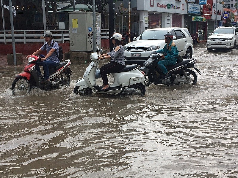 Đường Quốc Hương gần xa lộ Hà Nội ít khi ngập thì nay cũng ngập sâu.    