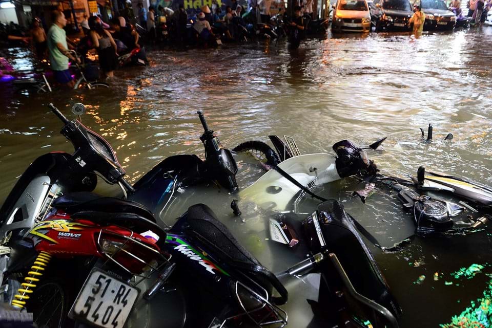 Xe máy bị ngã xuống vùng nước ngập trên đường Phan Huy Ích. Ảnh: Lê Quân    