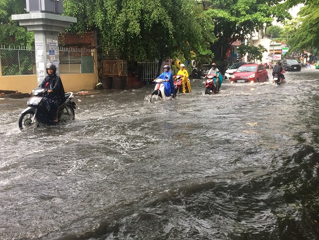 Ghi nhận tại quận 2, khu vực Thảo Điền- nơi tập trung nhiều “biệt thự triệu đô” cũng không thoát khỏi cảnh ngập. Tại tuyến đường Thảo Điền, khu vực trước cổng Đại học Văn Hóa trở thành một trong những rốn ngập. Hễ có mưa là nơi đây lại ngập.    