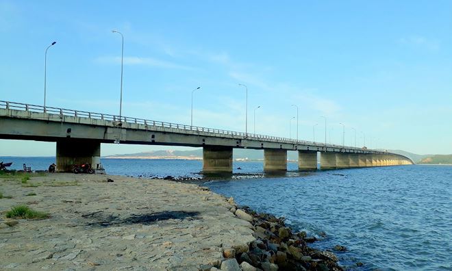 Cầu Thị Nại, một trong những cây cầu vượt biển dài nhất Việt Nam (Ảnh: Phạm Tuấn Vũ)