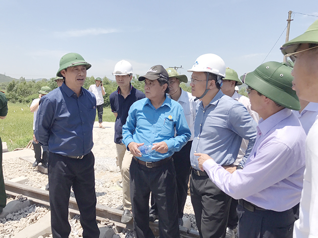 Thứ trưởng Lê Đình Thọ yêu cầu Công ty CP đường sắt Thanh Hóa bổ sung nhân lực, vật lực khắc phục hậu quả  
