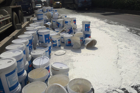 Cả trăm thùng sơn đổ trắng xóa mặt đường