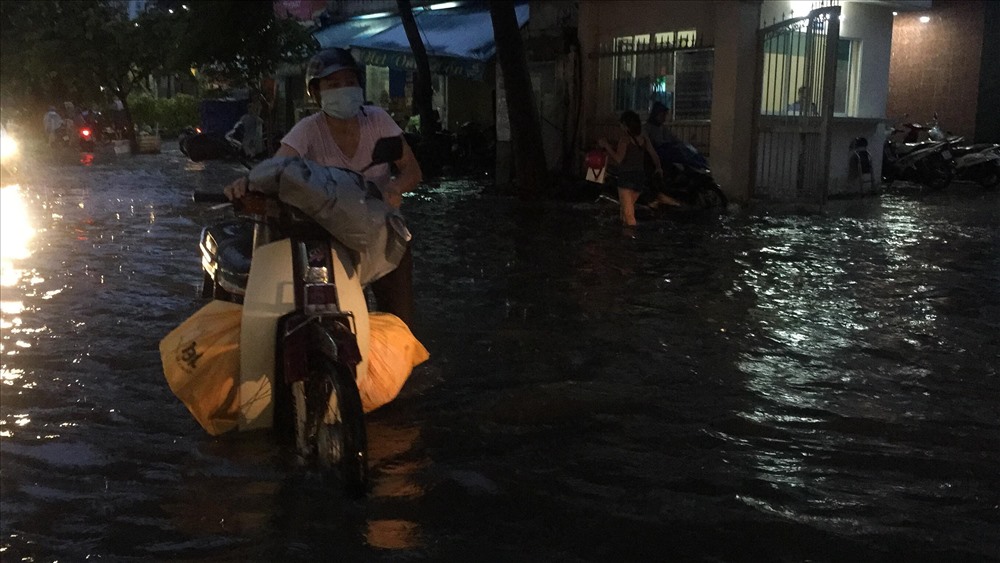 Thảm cảnh ngập nặng trên đường trong khu Thảo Điền trong cơn mưa lớn chiều 2.6  