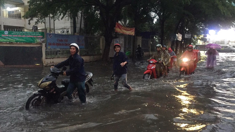 Hàng loạt phương tiện bị chết máy phải dắt bộ.  