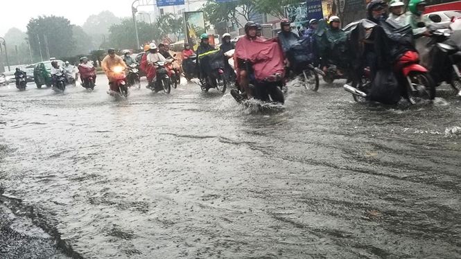 Khoảng 15h hôm nay, cơn mưa lớn đổ xuống một số quận huyện trên địa bàn TPHCM. Mưa lớn kéo dài hơn 2 tiếng đồng hồ khiến nhiều tuyến đường bị ngập nước, kẹt xe.