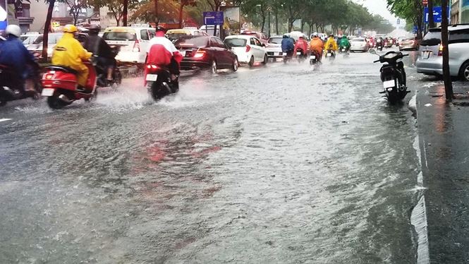 Đặc biệt, khu vực trước cửa ngõ sân bay Tân Sơn Nhất bị ngập nặng, khiến tuyến đường Trường Sơn rơi vào cảnh kẹt xe kinh hoàng, giao thông hỗn loạn.