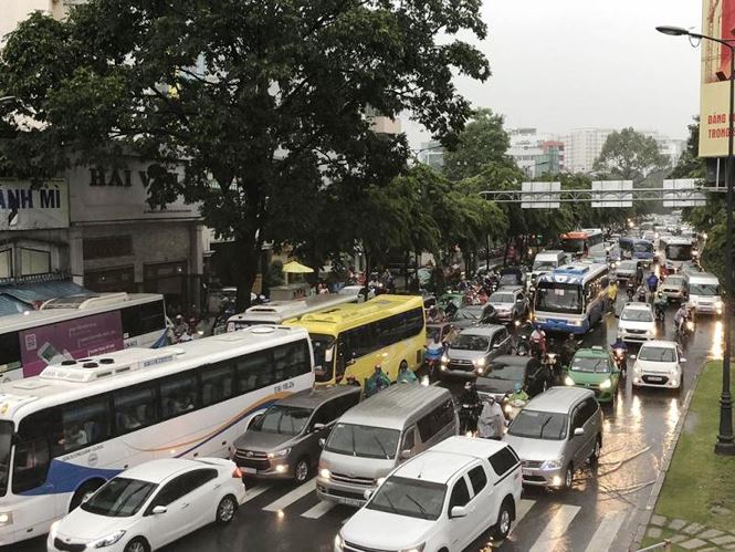 Tình trạng kẹt xe khu vực trước cổng sân bay khiến nhiều tuyến đường lân cận như Hoàng Văn Thụ, Cộng Hoà, vòng xoay Nguyễn Thái Sơn… cũng lâm vào tình trạng kẹt xe kinh hoàng.