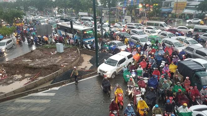 Tại vòng xoay Nguyễn Thái Sơn, hàng nghìn phương tiện lưu thông trên đường Phạm Văn Đồng hướng vào sân bay xung đột với các hướng xe khác chạy qua đây, gây kẹt xe hàng loạt.  
