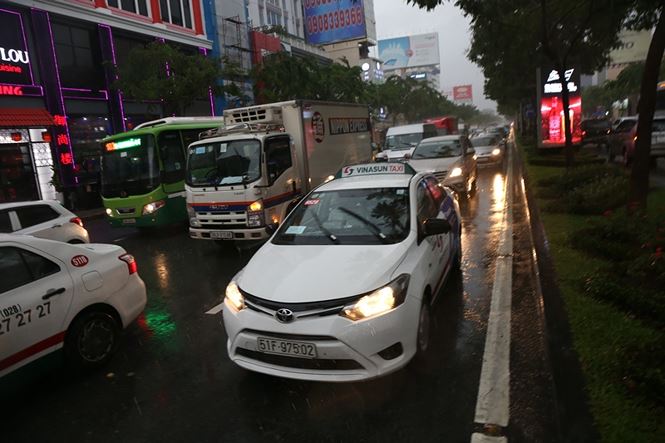 Đến gần 19h, tình trạng kẹt xe khu vực trước cửa ngõ sân bay Tân Sơn Nhất vẫn chưa giảm.
