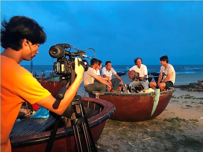 Phim tài liệu “Cuộc đua” mang tới cho khán giả câu chuyện về những nhà vô địch, những người góp phần tạo nên diện mạo của thể thao Việt Nam. Phim được ghi hình ở nhiều tỉnh thành.  