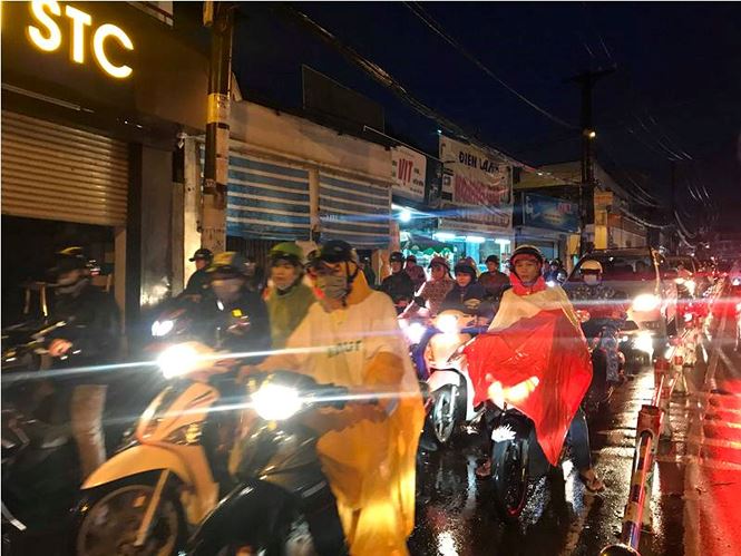 Tại giao lộ Tô Ngọc Vân-Phạm Văn Đồng quận Thủ Đức, kẹt xe kéo dài khiến lực lượng CSGT phải dầm mưa điều tiết. Đến hơn 19 giờ tối, tình trạng kẹt xe mới được kéo giảm.