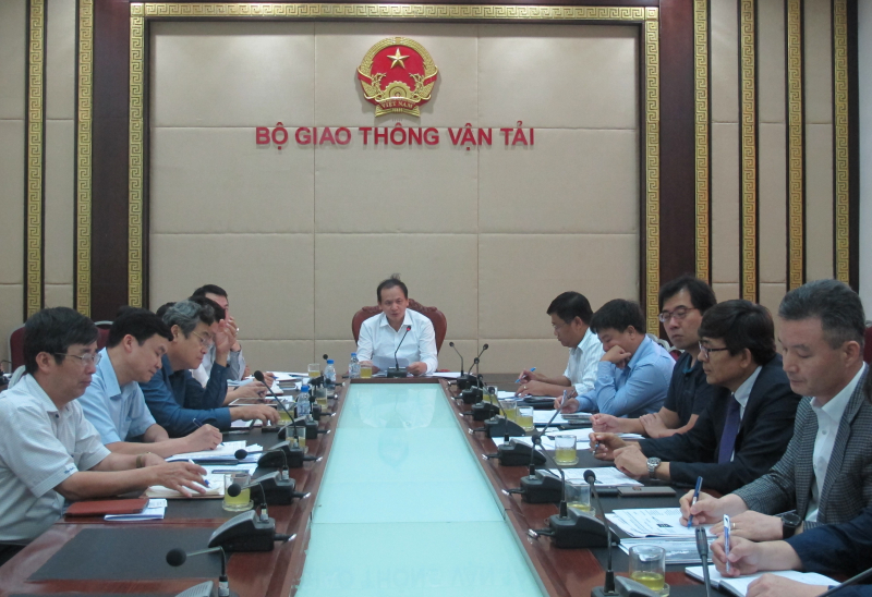 Thứ trưởng Bộ GTVT Nguyễn Nhật yêu cầu nhà thầu và các bên liên quan khẩn trương thi công để phải hoàn thành khắc phục vết nứt dầm cầu Vàm Cống