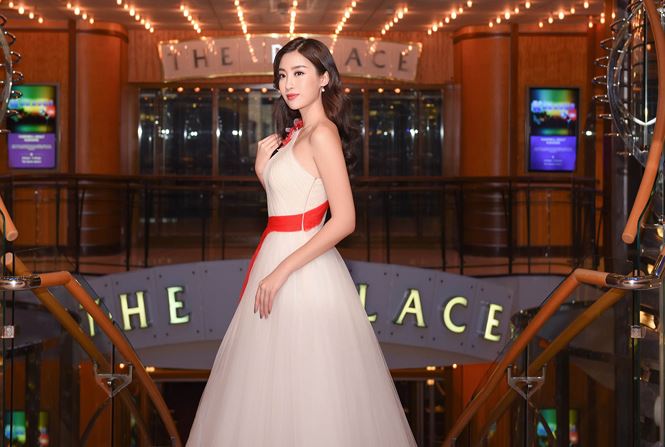 Nếu như Á hậu Thanh Tú theo phong cách quyến rũ thì Hoa hậu Mỹ Linh xuất hiện với chiếc đầm bồng bềnh của NTK Lê Thanh Hoà.
