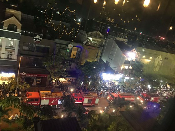 6 xe cứu hỏa đến nơi và ngọn lửa đã được khống chế  