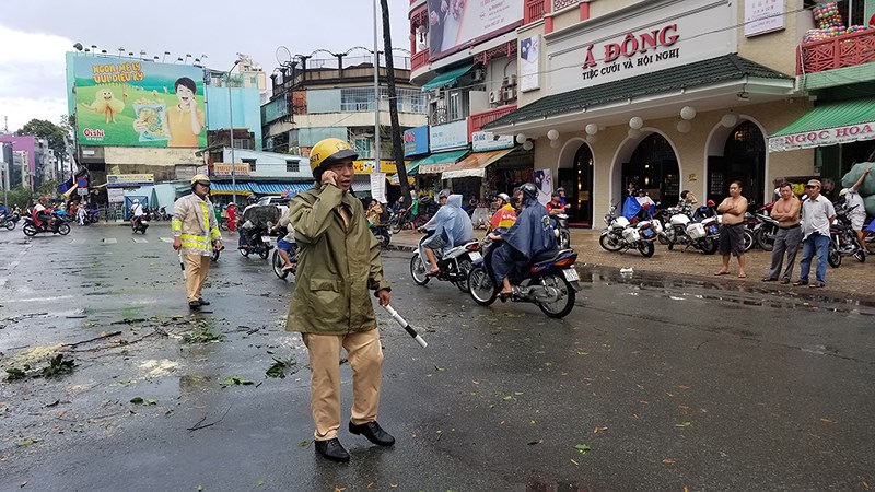 Vụ việc khiến giao thông nhiều khu vực ùn ứ nghiêm trọng, CSGT phải có mặt phân luồng, xử lý.    