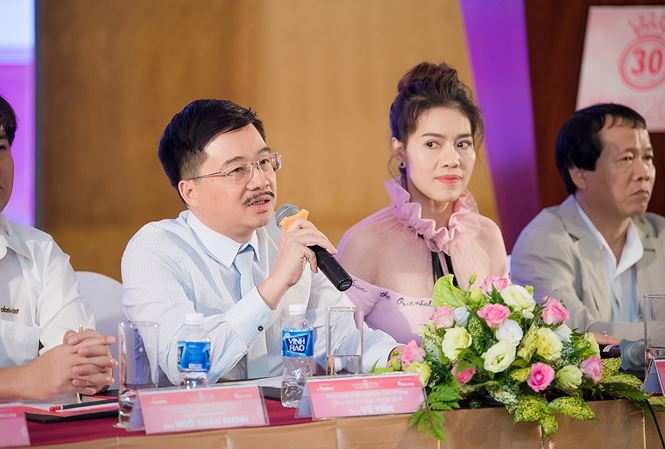 Nhà báo Vũ Tiến - Phó trưởng BTC HHVN 2018 trả lời báo chí trong cuộc họp báo sáng 12/6.