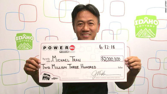 Michael Tran trúng số 2.000.300 USD. Ảnh: Idaho Lottery    