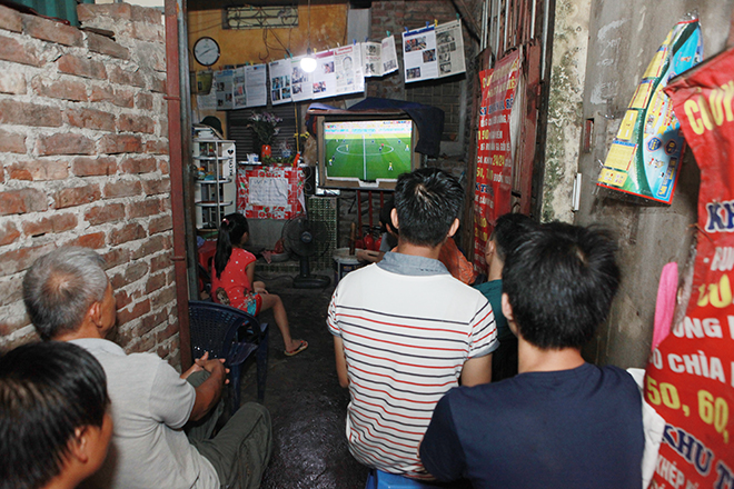 7h tối hằng ngày, khu xóm trọ của ông Nguyễn Thế Hiệp, gần Bệnh viện Nhi Trung ương (Hà Nội) luôn đông đúc người xem World Cup 2018. Họ là những bệnh nhân nghèo từ các tỉnh xa về Hà Nội để chữa bệnh.    