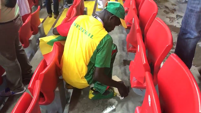 CĐV Senegal để lại hanh động đẹp khi dọn rác sau khi kết thúc trận đấu kết thúc.    