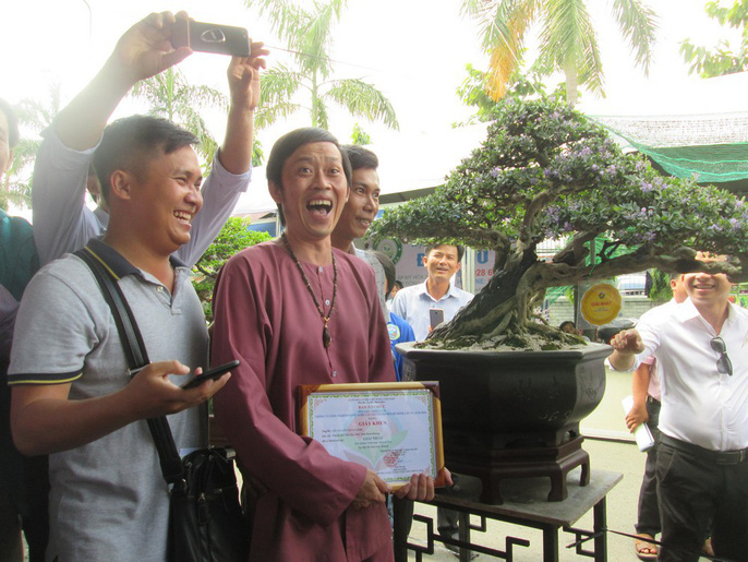Nghệ sĩ Hoài Linh bên cây Linh sam đạt giải nhất. Các tác phẩm đạt giải sẽ được trưng bày tại hội chợ cho người dân đến chiêm ngưỡng.