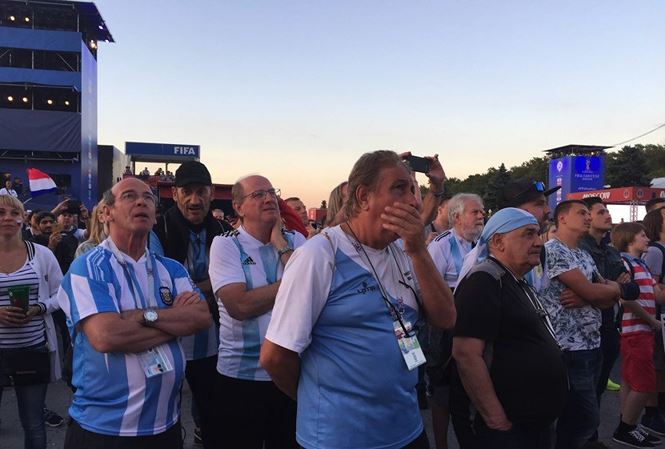 Các CĐV Argentina không tin được vào kết quả của đội nhà trước Croatia.  