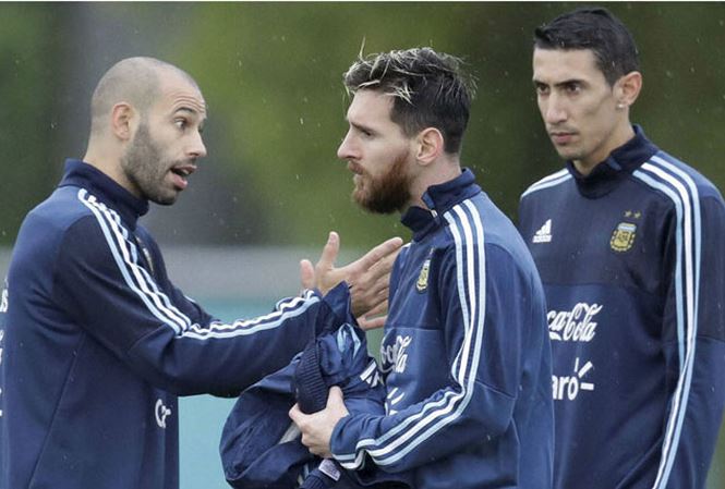 Lionel Messi và Javier Mascherano đã yêu cầu LĐBĐ Argentina cho họ được quyền tự quyết định số phận.  