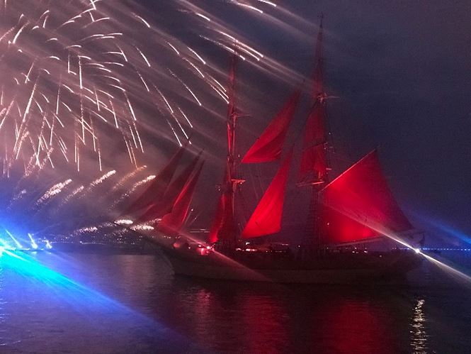 Bắn pháo hoa là màn hấp dẫn của lễ hội, con thuyền với Cánh buồm đỏ thắm sau đó xuất hiện, như câu chuyện về ước mơ của một cô bé trong truyện cổ Grin.  