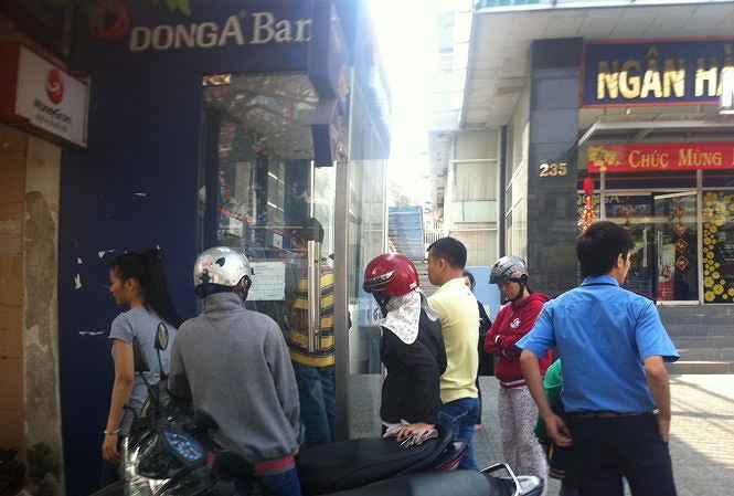 Khách hàng giao dịch tại một điểm ATM của DongA bank