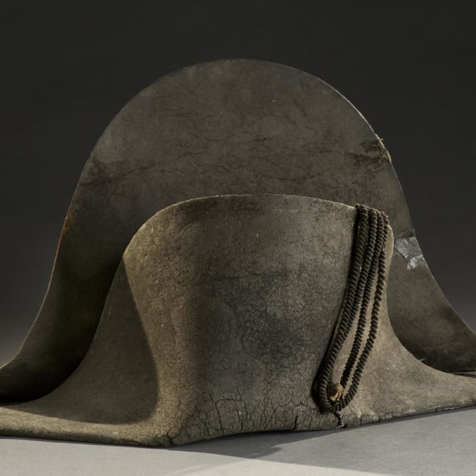 Chiếc mũ quân sự hai góc của Hoàng đế Napoleon vừa được bán đấu giá hơn 9 tỷ đồng