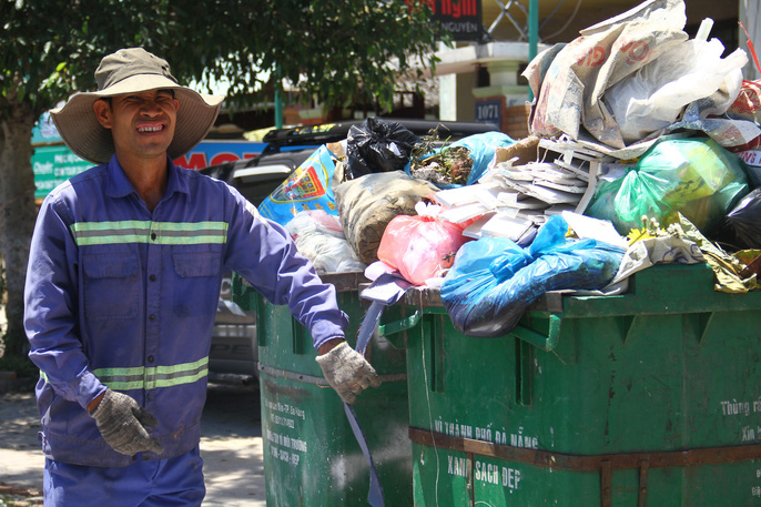 Các công nhân vệ sinh của Công ty CP Môi trường đô thị vẫn miệt mài thu gom rác bất chấp nắng nóng
