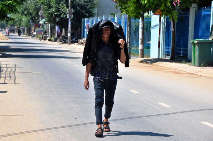 Tại tỉnh Quảng Ngãi, trong mấy ngày qua, nhiệt độ nhiều nơi dao động từ 38-40 độ C khiến nhiều người ra đường bịt kín mặt