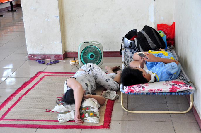 Vì nắng nóng quá mức, trong bệnh viện, nhiều bệnh nhân, người thân nằm la liệt tại các hành lang để chống lại cái nắng