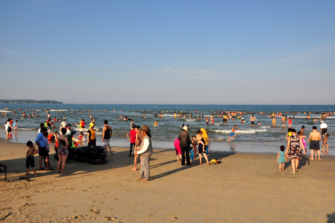 Để tránh nắng nóng, buổi chiều, các bãi biển ở Quảng Ngãi đông nghẹt người